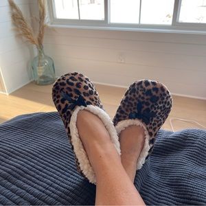 NWOT cheetah/leopard fleece Sherpa ballet slippers